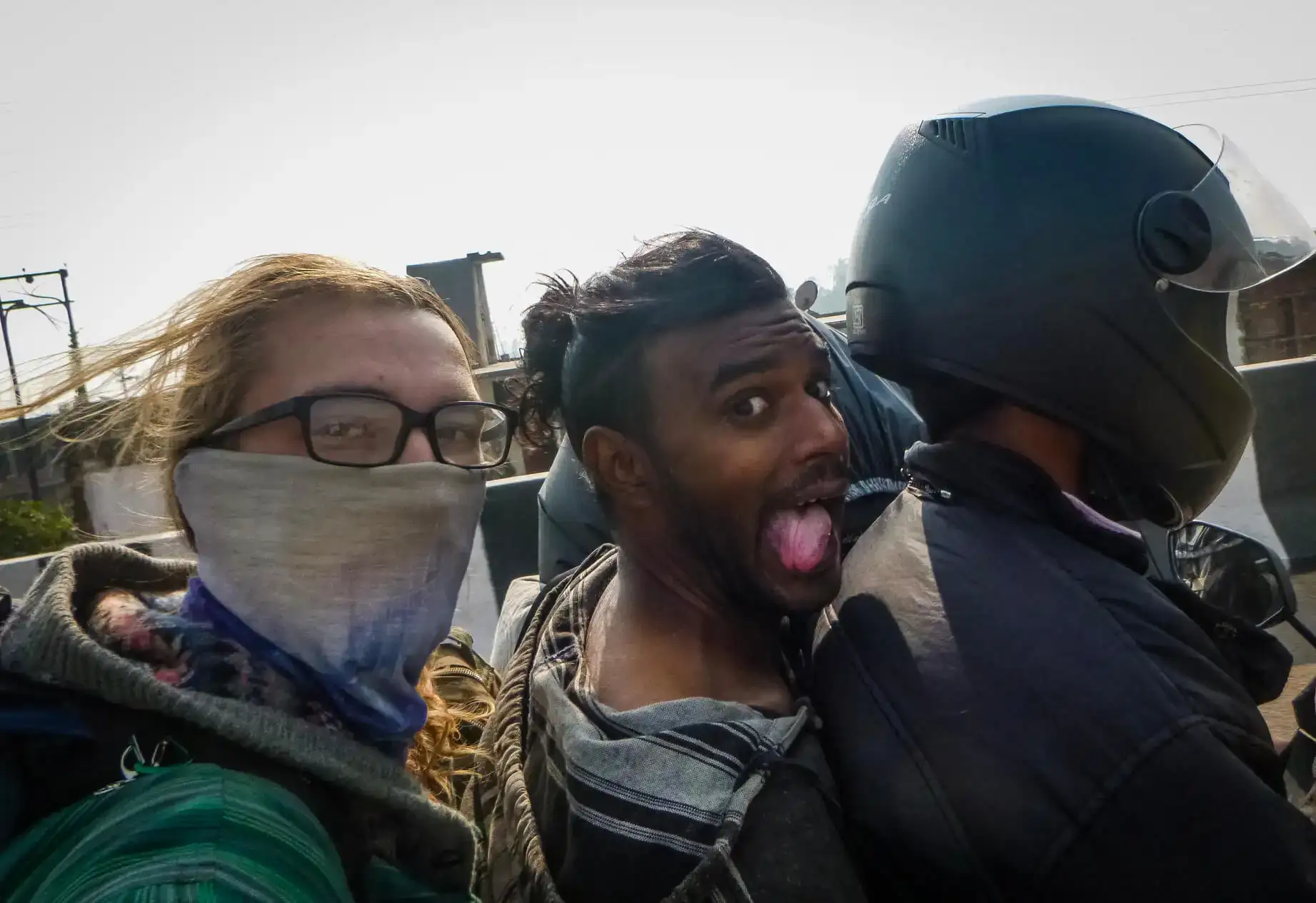 três homens em uma moto