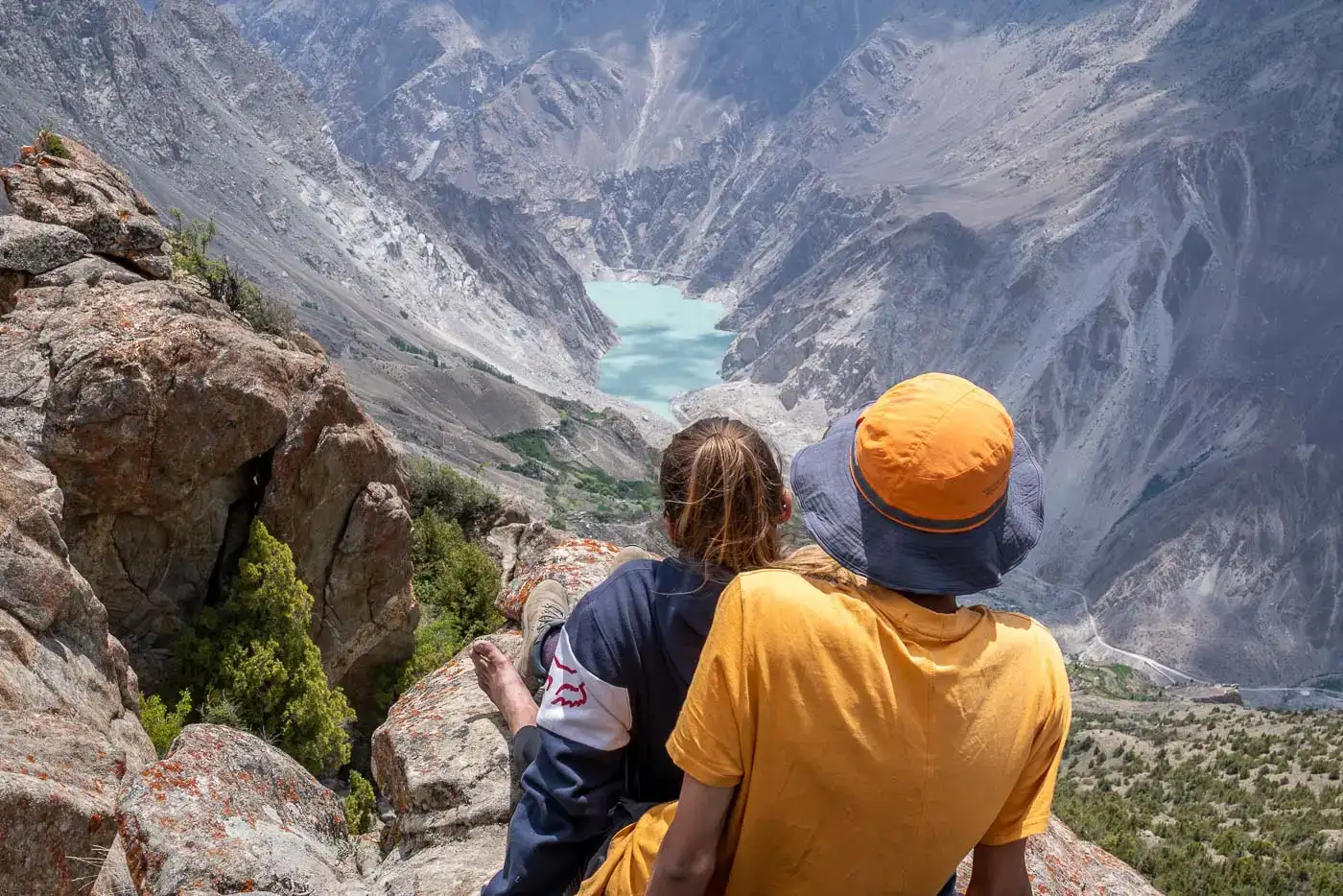 homem e uma mulher têm vista panorâmica no Paquistão