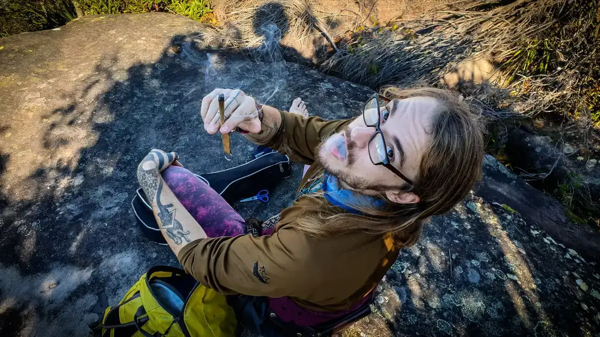 viajante fumando um baseado na natureza