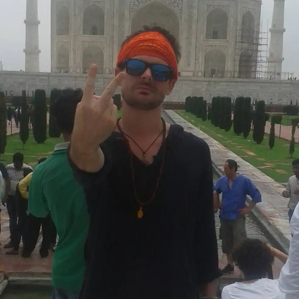 Aiden Freeborn tại Taj Mahal.