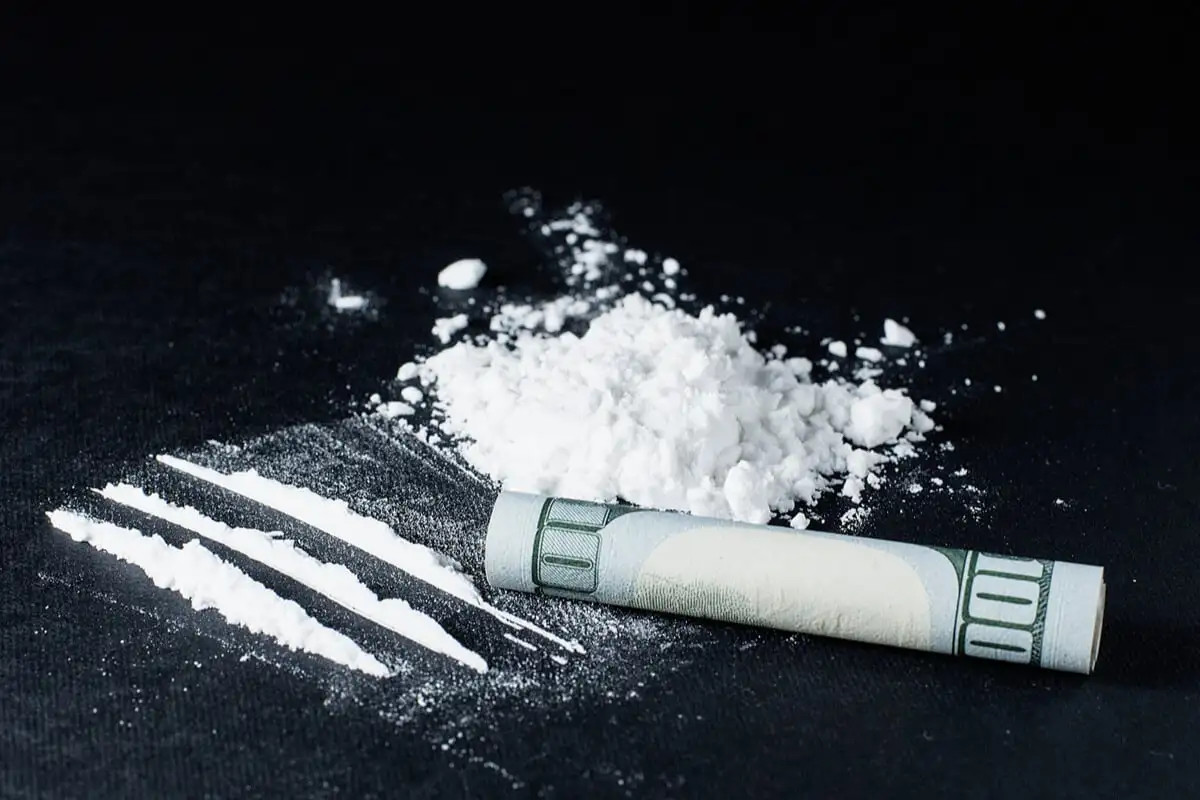 cocaïna amb un bitllet de cent dòlars