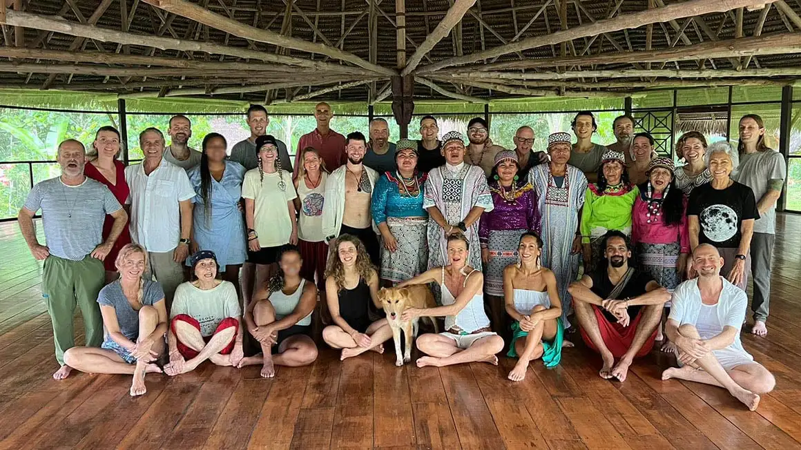 Groupe de personnes en retraite d’ayahuasca.