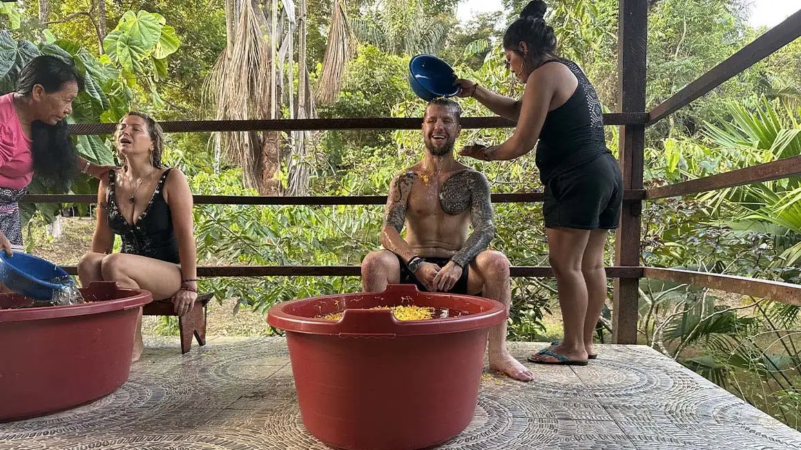 Voyageurs prenant un bain de fleurs dans une retraite d'ayahuasca.