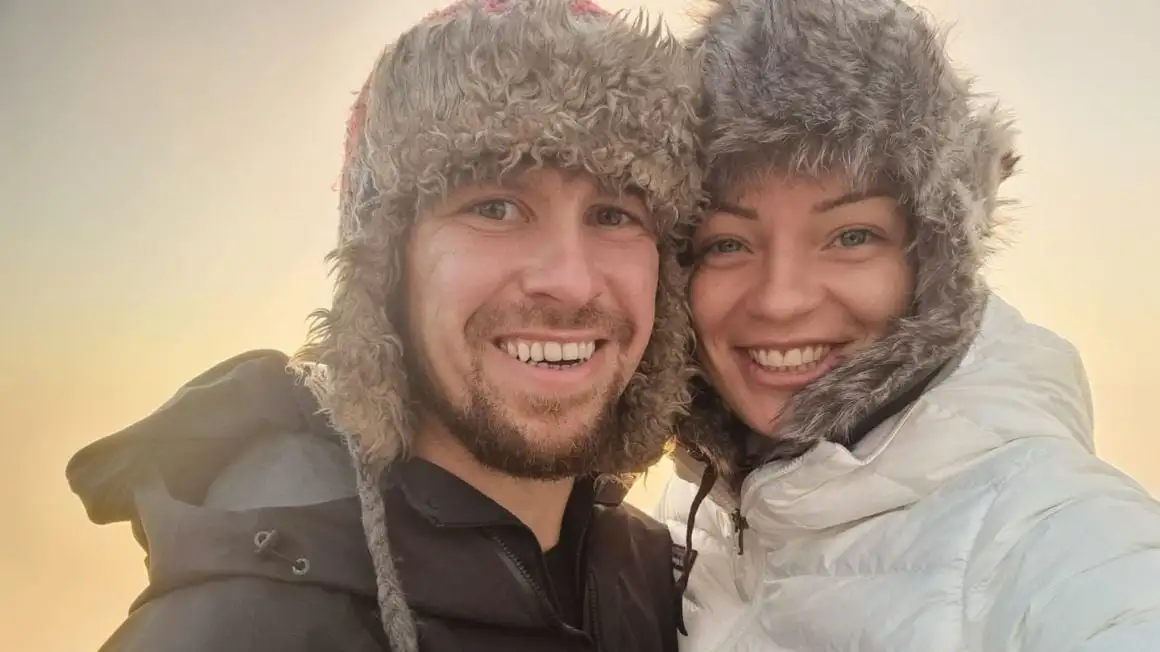 Will et Carrie sourient en portant des vêtements d'hiver