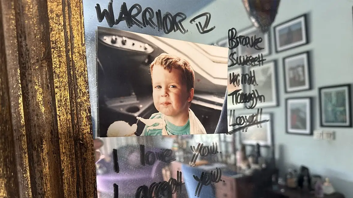 Photo de bébé sur un miroir avec des affirmations positives écrites dessus.