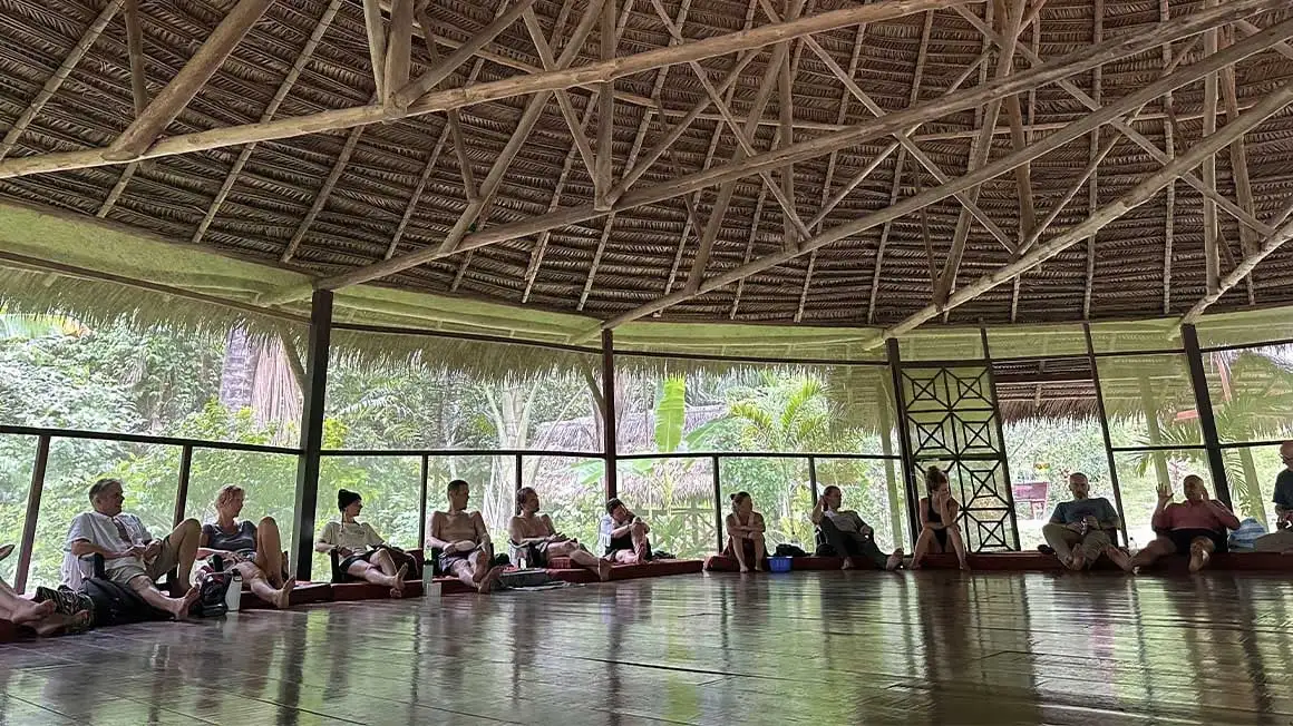 Groupe assis détendu dans une arche sous un toit en bois