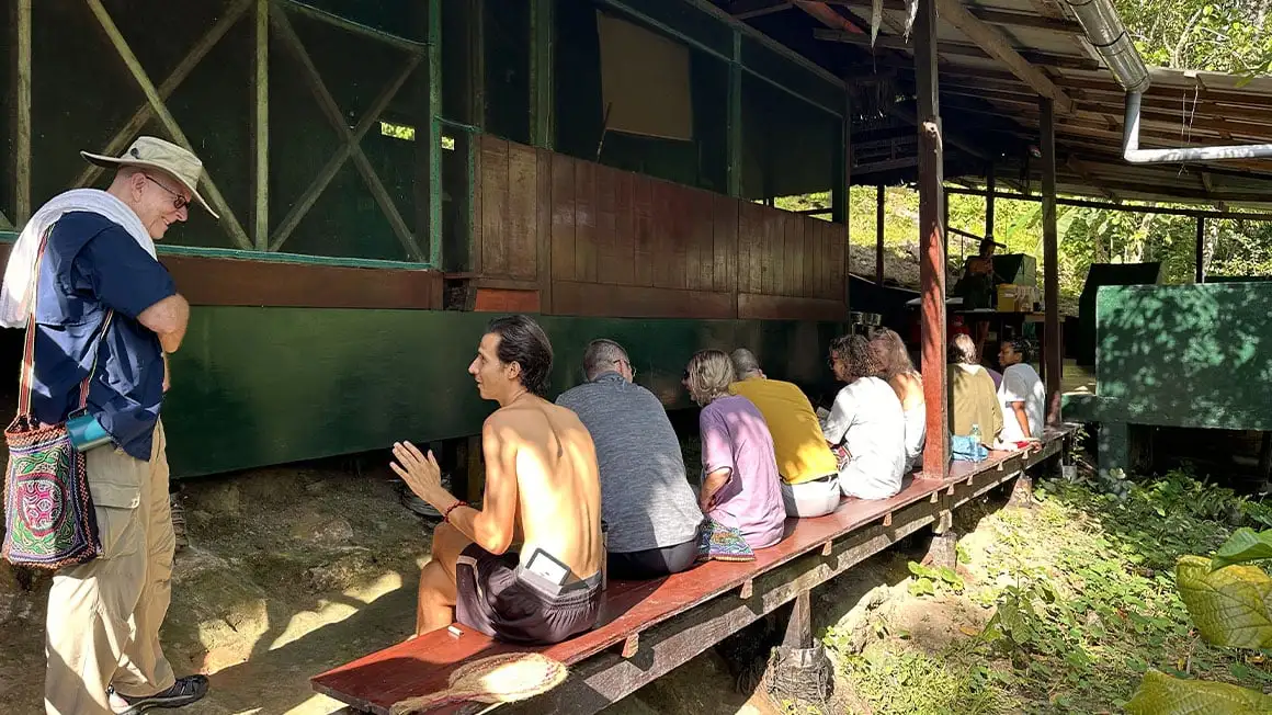 Les gens discutaient sur un banc et se levaient à l'ombre.