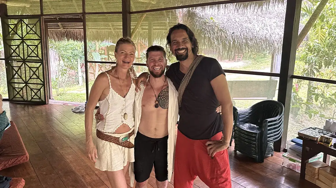 Will souriant avec les animateurs de la retraite de chaque côté de lui