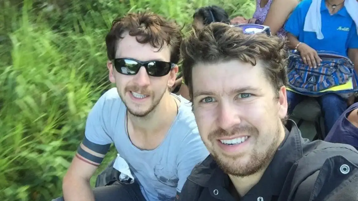 Will et Alex souriant dans un bus en mouvement