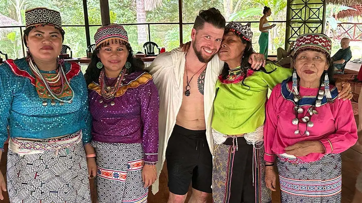Will se tenait avec quatre des maestras en vêtements traditionnels amazoniens
