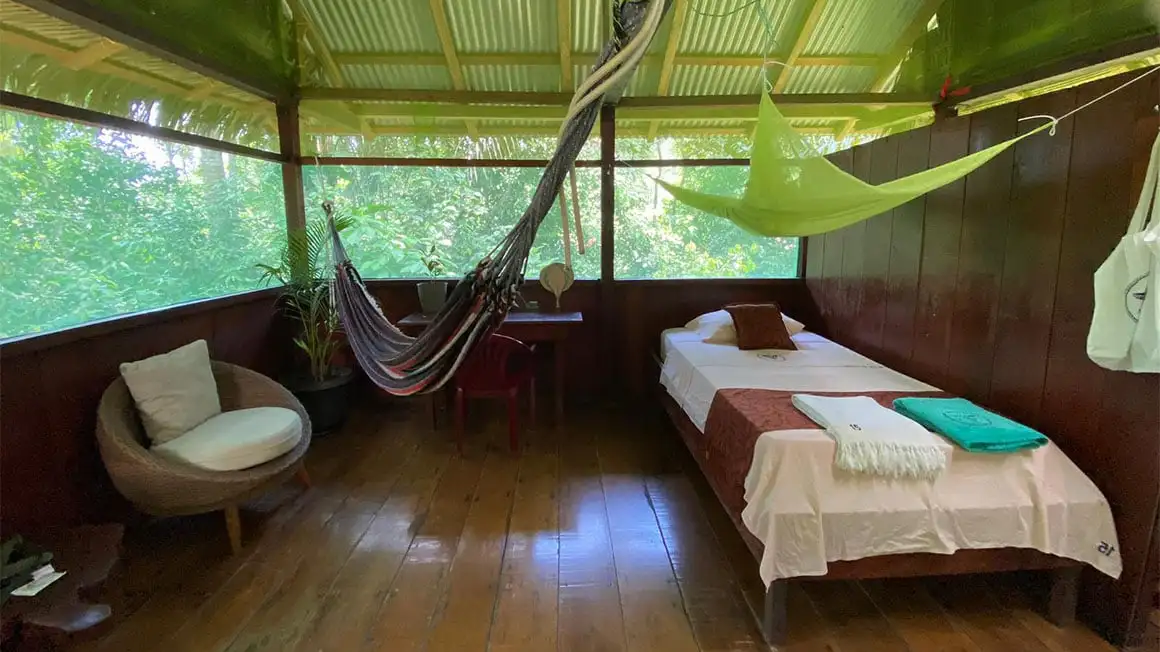 Hébergement en Amérique du Sud dans la jungle amazonienne avec hamac, lit simple et moustiquaire.