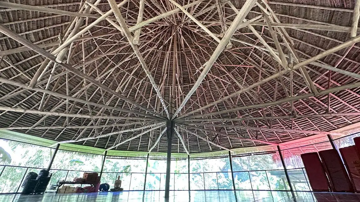 Espace de méditation en Amazonie pour retraite spirituelle et yoga.