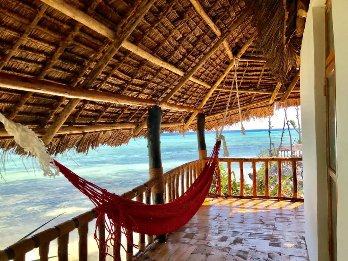 overkliga nyanser av djupblått vatten och himmel som ses på Kendwa Beach under vistelsen på Zanzibar