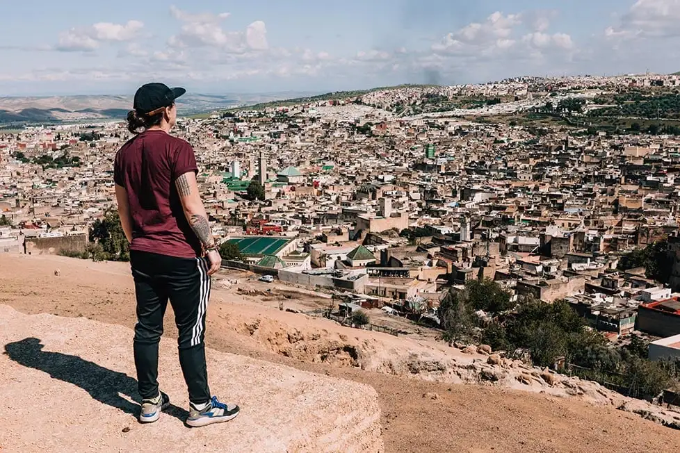 Uma pessoa olhando para Fes, Marrocos.