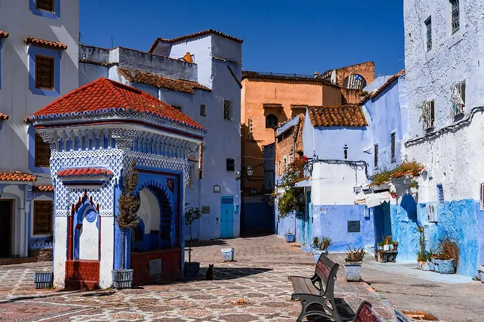 Uma praça azul em Chefchaouen, Marrocos