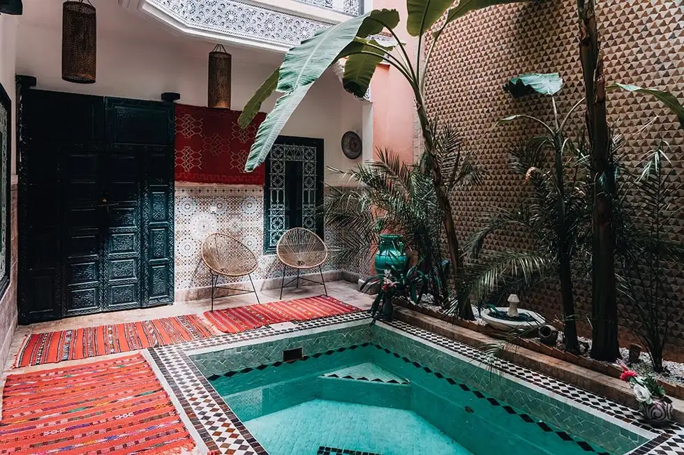 Uma madrassa ornamentada em Marrocos.