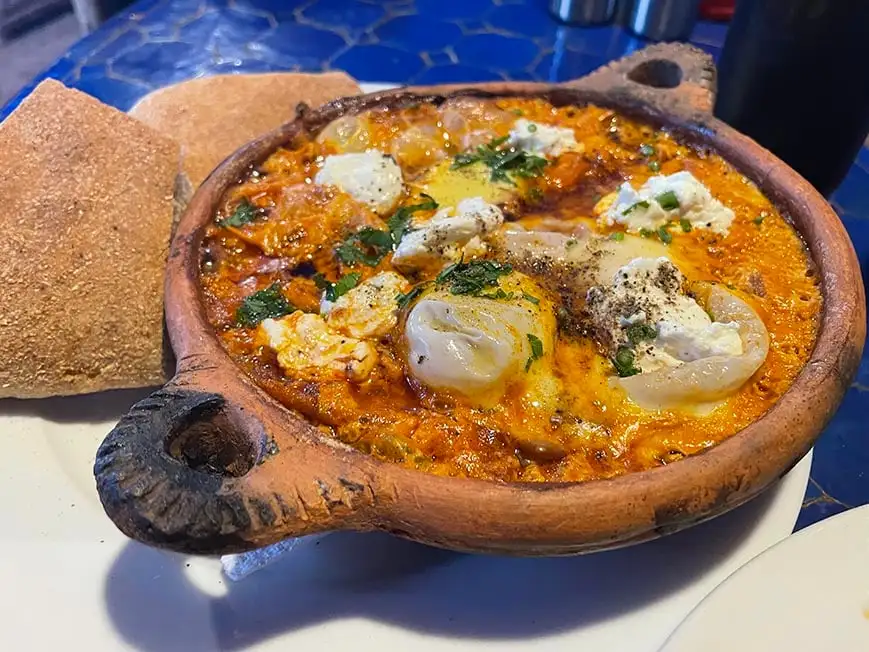Uma barraca de frutas e vegetais em uma movimentada rua da medina, Marrocos.