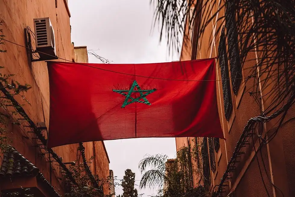 Uma pessoa olhando para a cidade azul de Chefchaouen, Marrocos