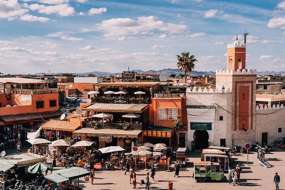 Uma grande praça e mesquita em Marrakech, Marrocos.
