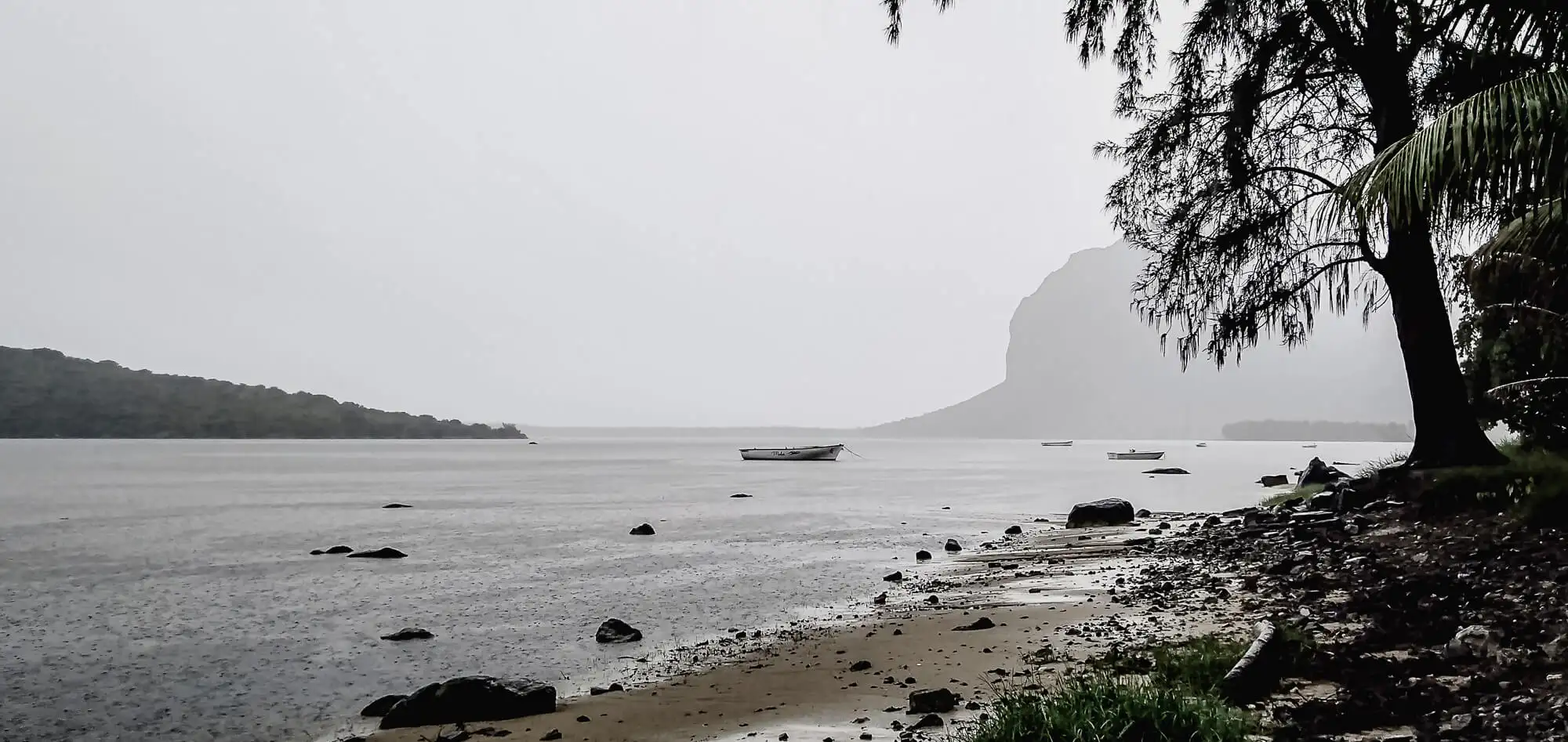 paisagem enevoada da praia em le morne, maurícia