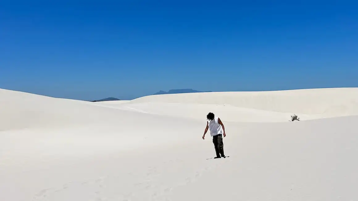 en fyr som står midt i sanddynene i Cape Town, Sør-Afrika