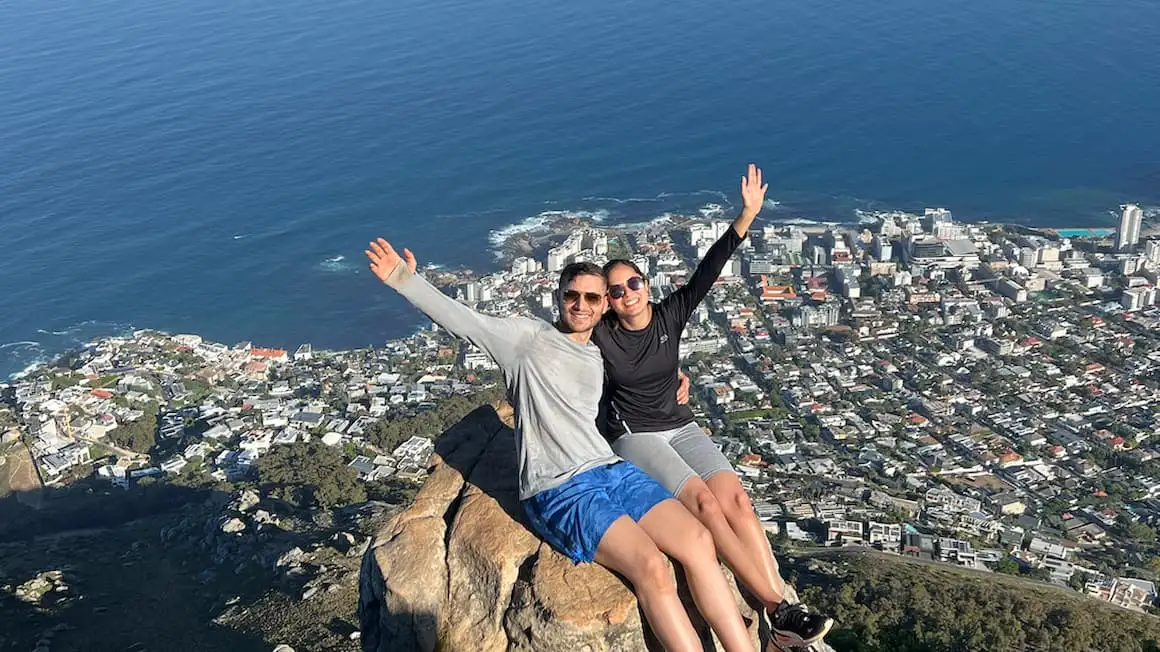 en fyr solo i vannet som nyter Cape Town-stranden