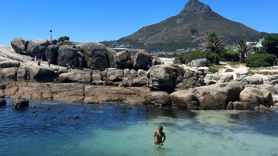 en familievandring i Cape Town med utsikt over havet