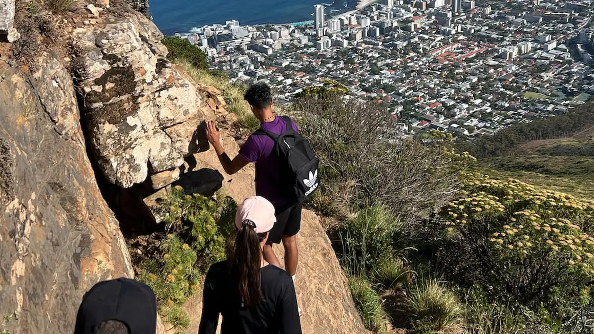to gutter går på sand i Sør-Afrika