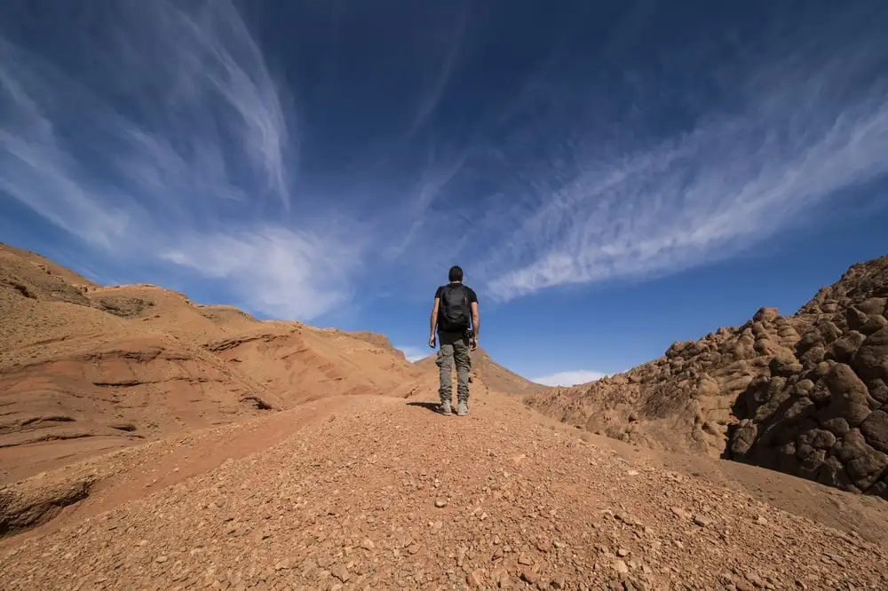 Um homem viajando sozinho em Marrocos