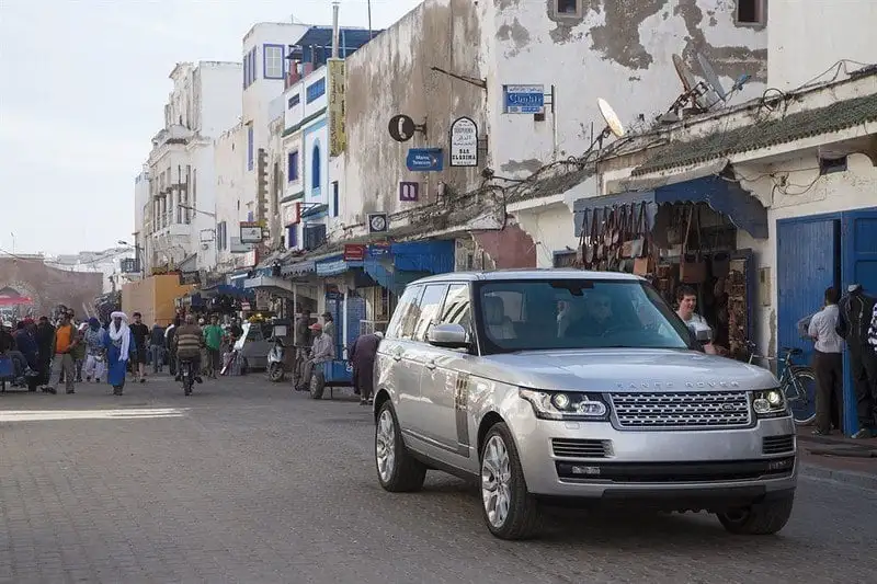 Uma rua movimentada e perigosa em Marrocos