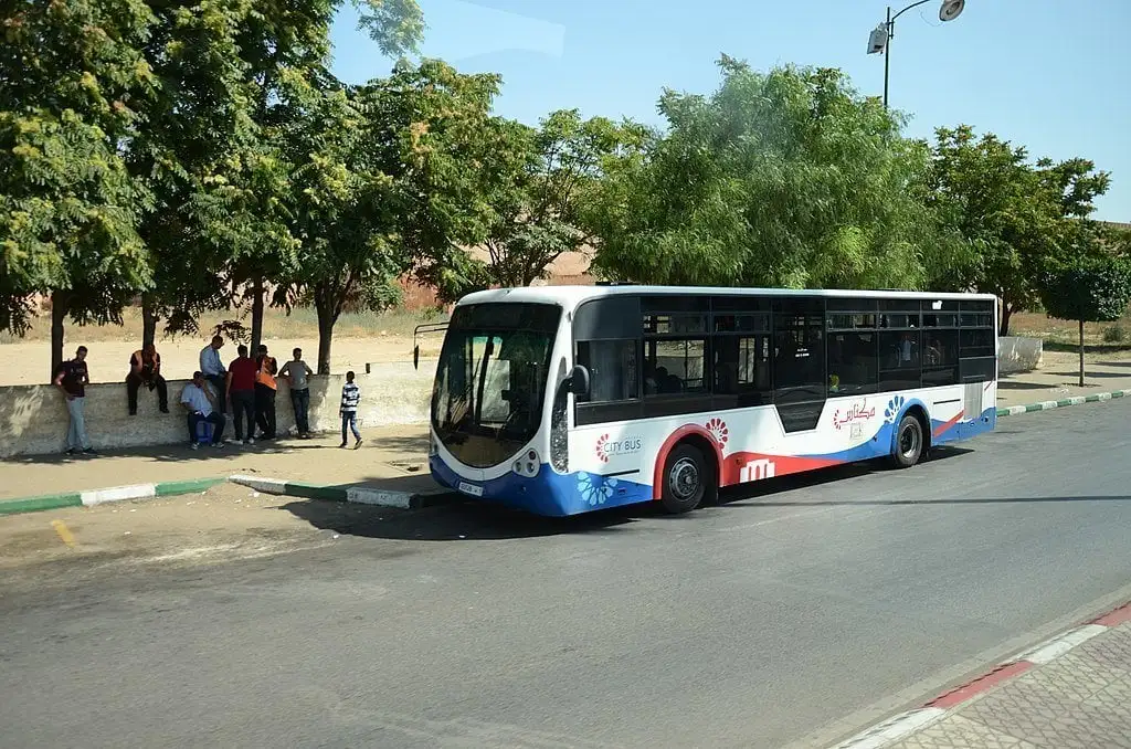 Um ônibus em Marrocos – parte do sistema de transporte público seguro