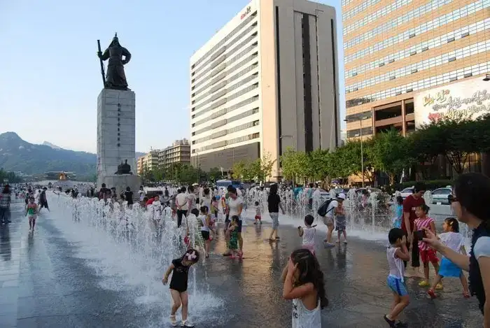 Enfants jouant à Séoul