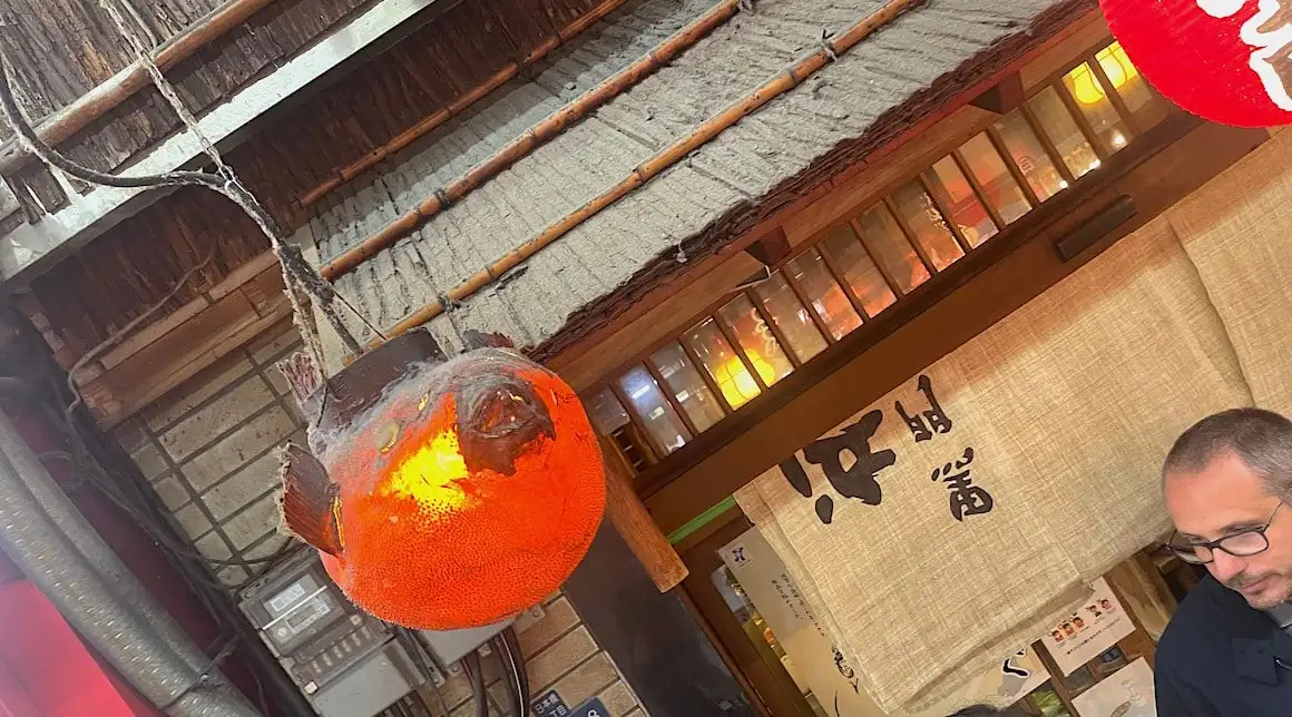Latarnia rozdymkowata na wycieczce po ulicznym jedzeniu w Tokio, Japonia.