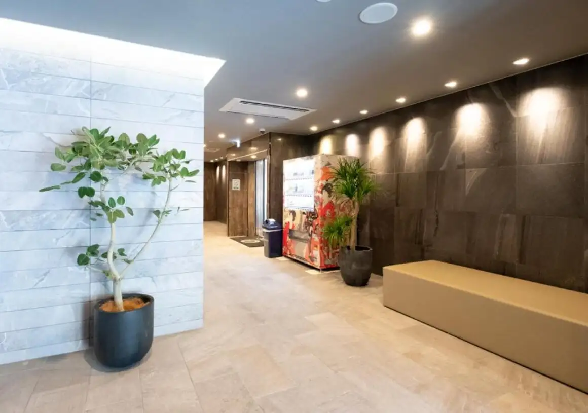 Etunäkymä Roots Hostelista Honmachissa, Osakassa, Japanissa