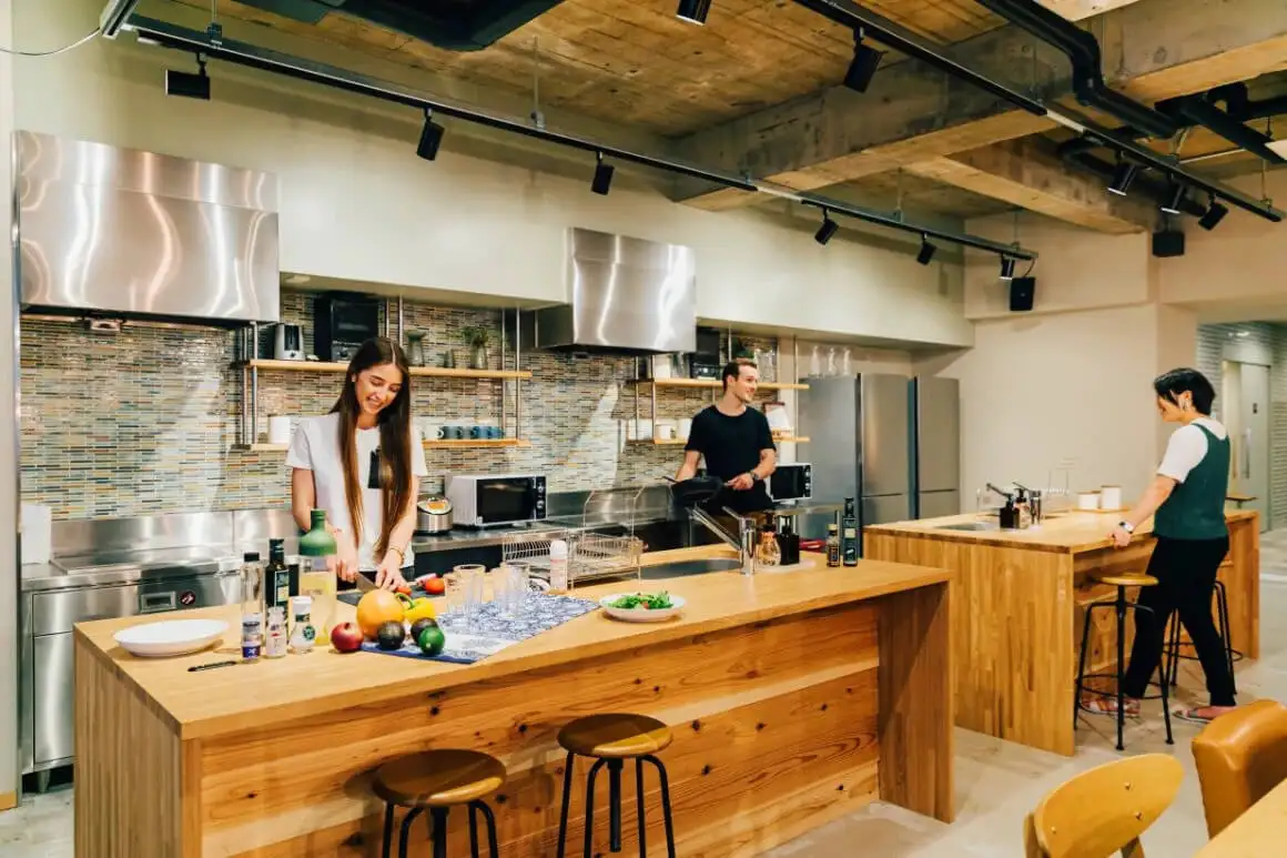 Avoin baarialue Hotel She Osakassa Osakan lahdella