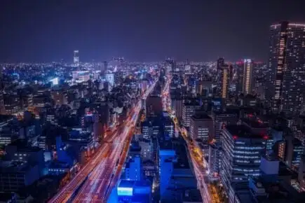 Umeda-taivasrakennus alhaalta Osakassa, Japanissa.