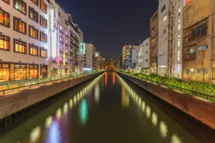 Pääaulan näkymä Sonezaki Luxe -hotellista Kitassa, Osakassa, Japanissa