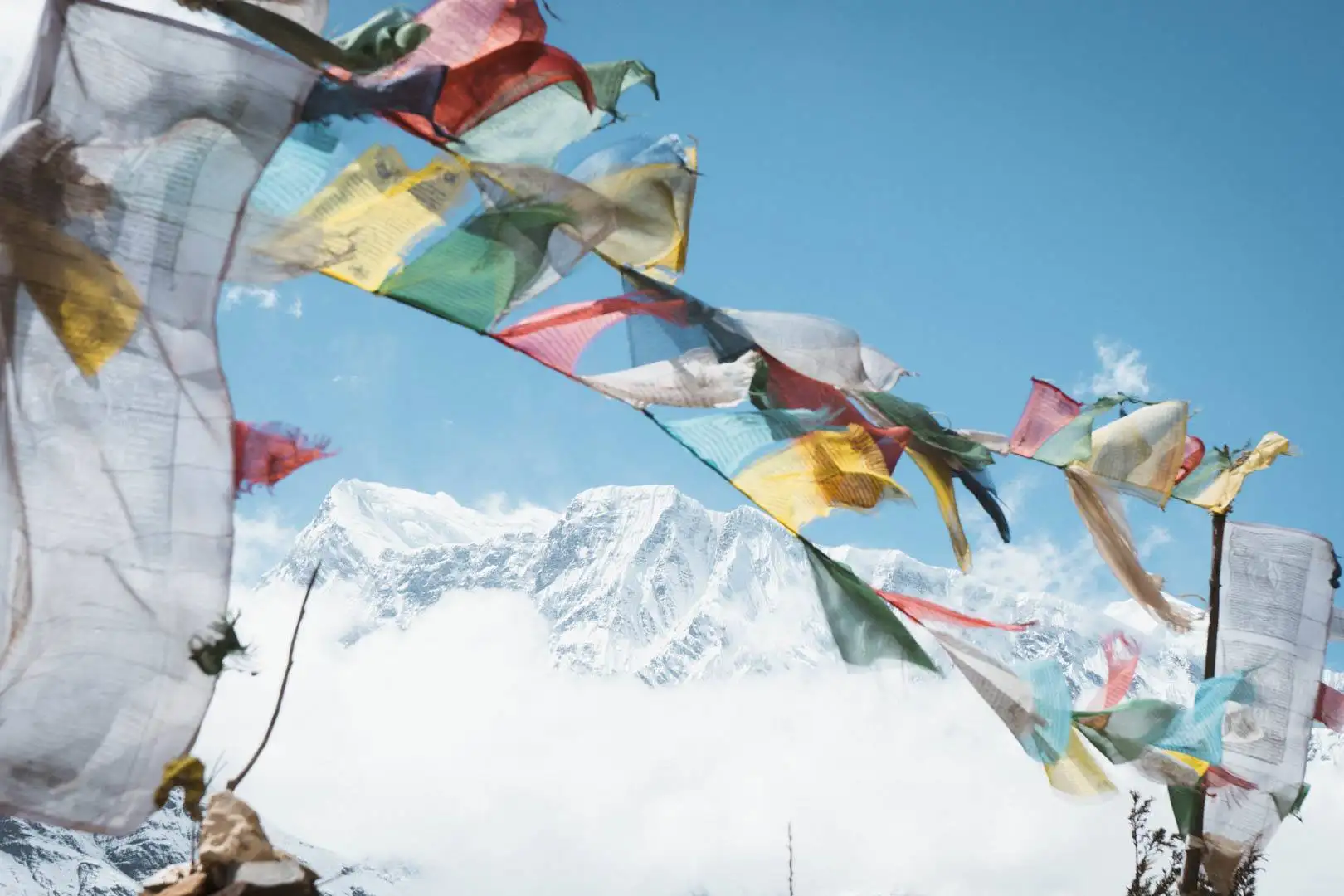 Grupo turístico faz rafting como atividade de aventura no Nepal