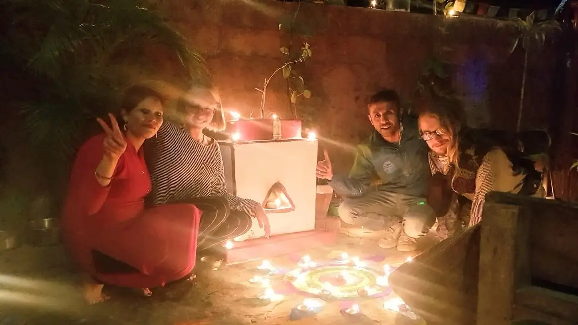 Ukulele e notebook em uma cama com o sol brilhando através do mosquiteiro pendurado acima dele