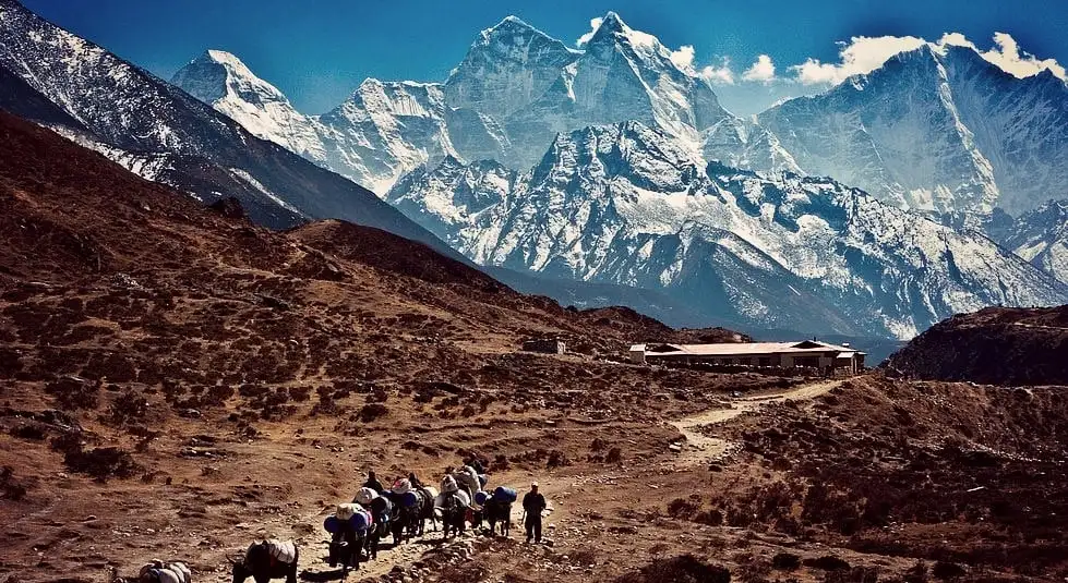 Mochileiros no Nepal caminhando até o acampamento base do Everest