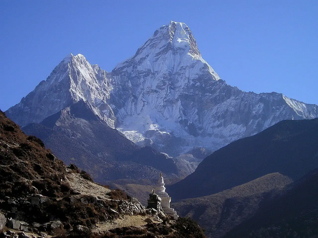 A vista do Monte Everest durante uma caminhada no Nepal