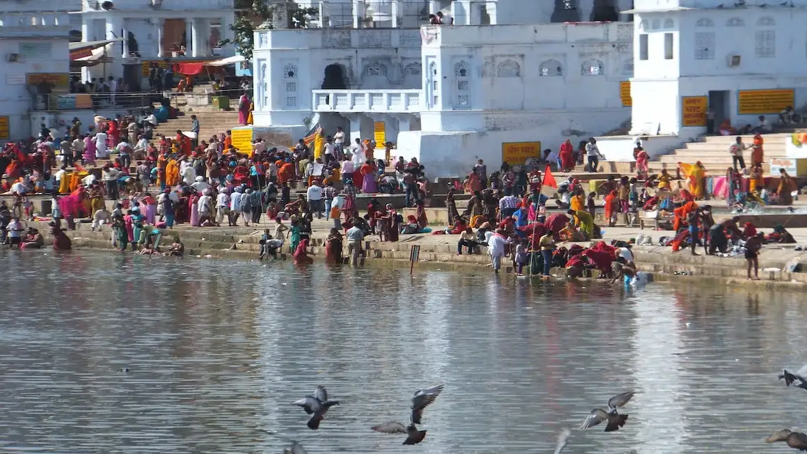 les habitants se baignent dans un lac à Pushkar au Rajasthan en Inde