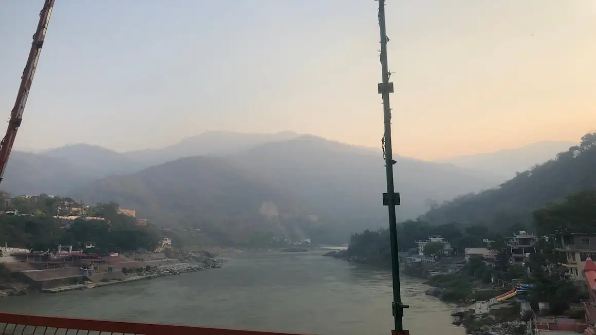 coucher de soleil orange sur les collines de Rishikesh en Inde vu depuis le célèbre pont