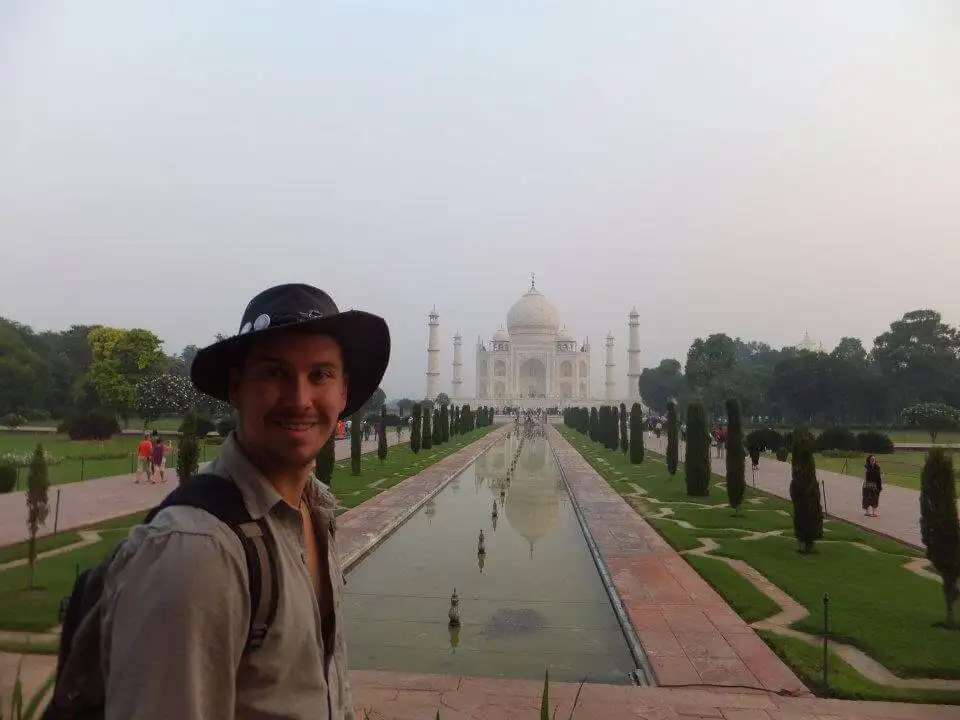 jeune sera debout avec le taj mahal en arrière-plan