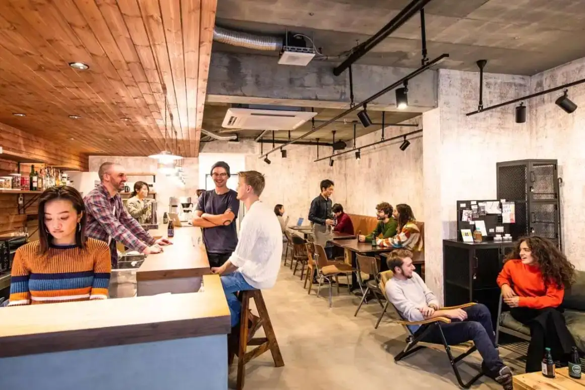 orang-orang berkumpul di Ten to Ten Hostel
