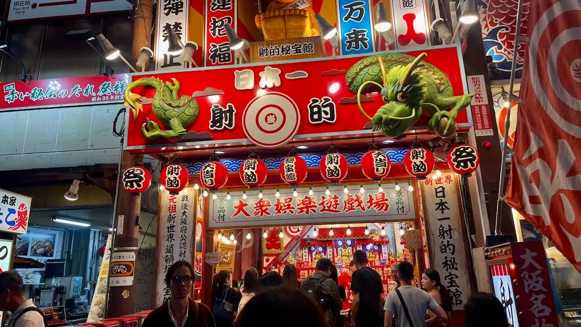 Un stand de nourriture de rue animé à Osaka, au Japon.