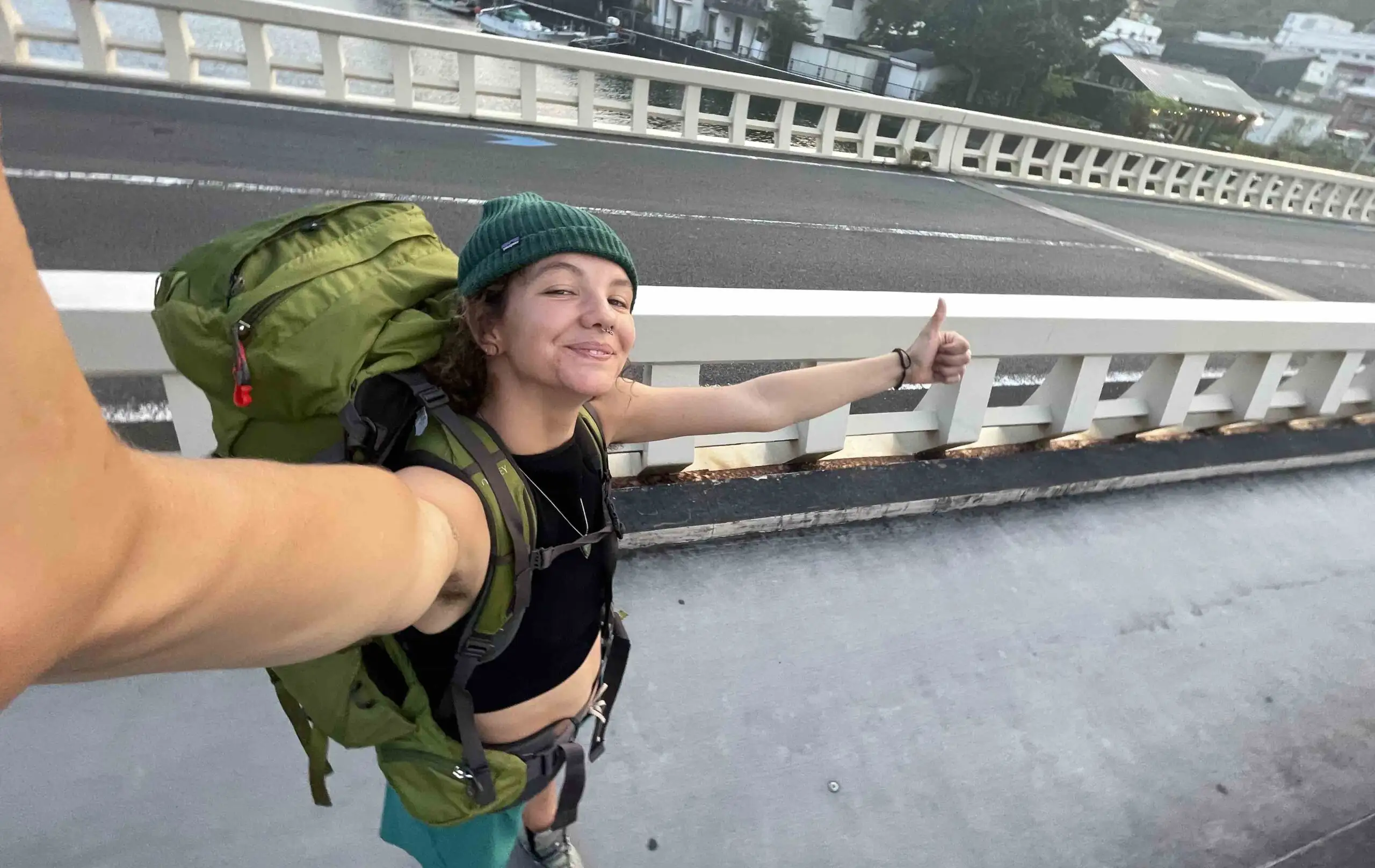 Une fille prend un selfie en faisant de l'auto-stop au Japon.