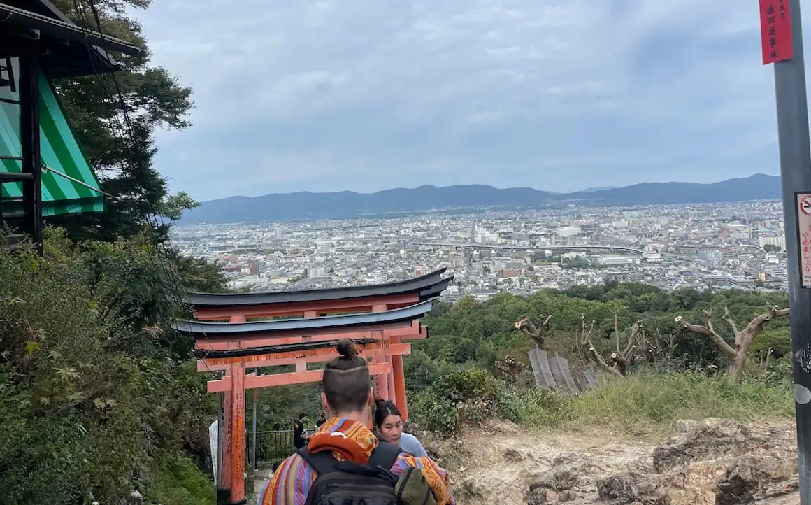 Point de vue au sommet du mont Inari à Kyoto, au Japon.