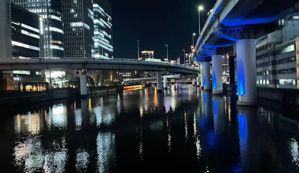 La vue sur la rivière qui traverse Osaka, au Japon.