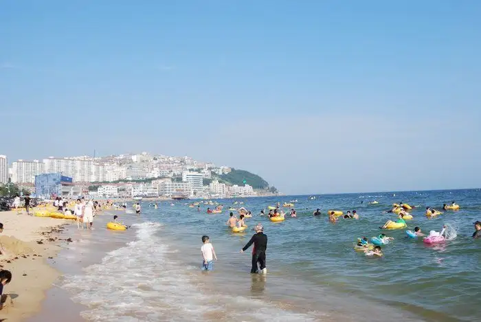 Une statue de sirène en bronze sur la plage de Haeundae, Busan, Corée du Sud.